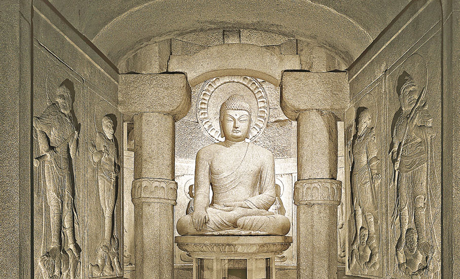 ■佛國寺附近的石窟庵內的本尊佛坐像。