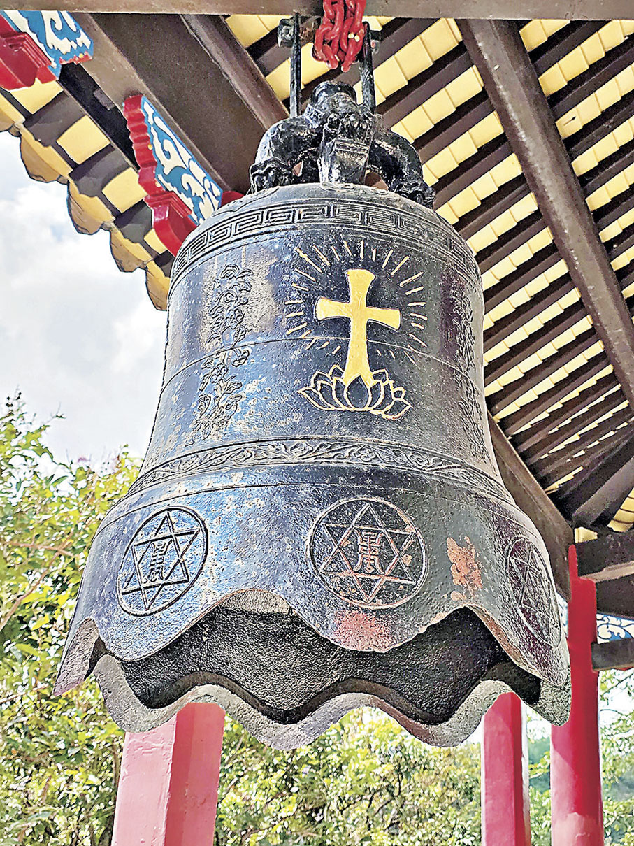 ■聖殿旁的聖鐘刻有以蓮花為托的十字架。