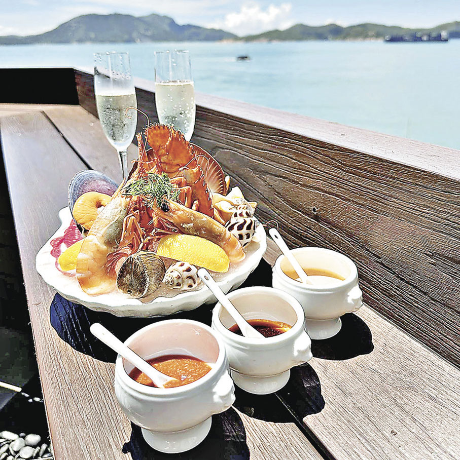 ■外面吧枱坐擁海景。