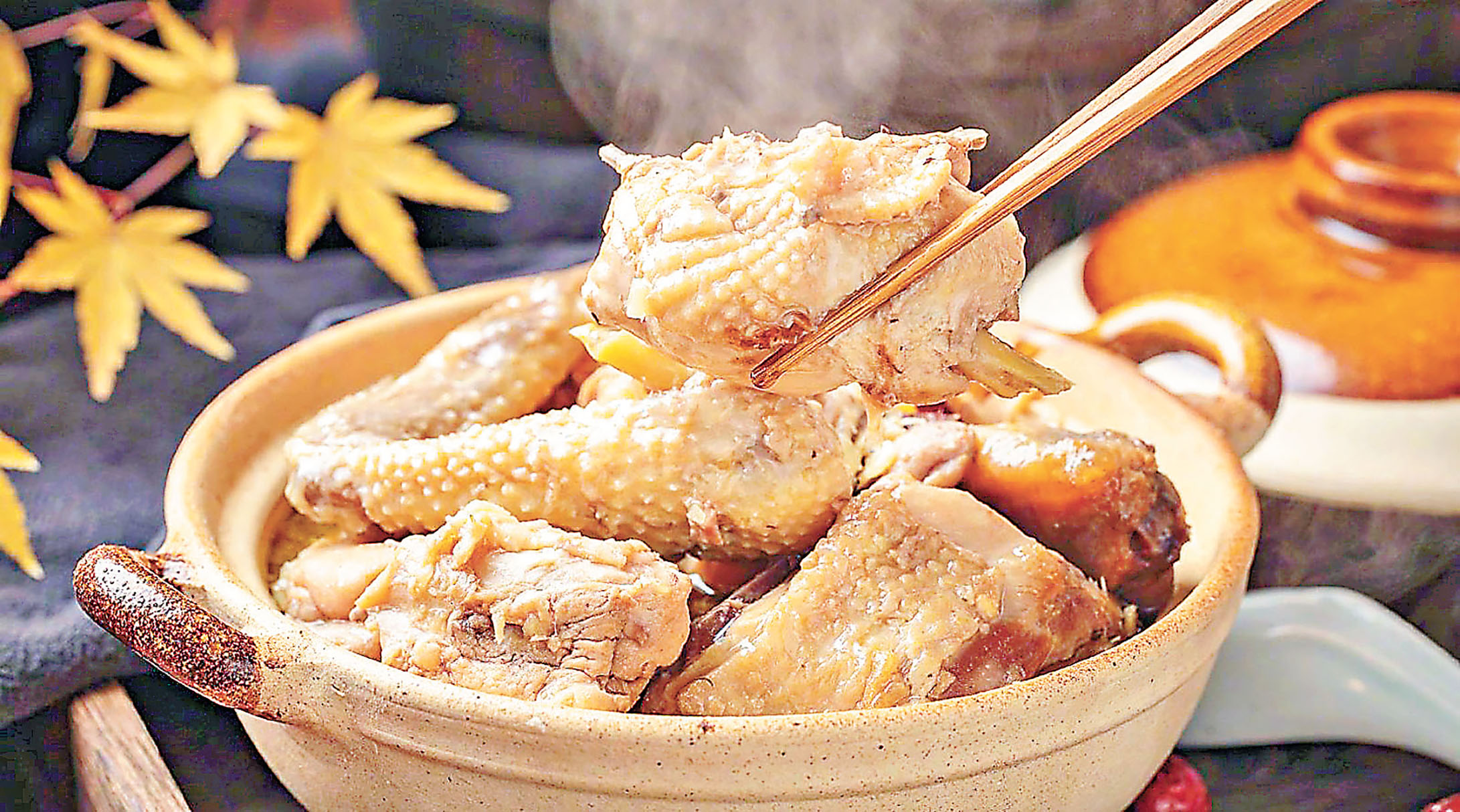 ■客家娘酒雞是當地婚宴和壽宴的必備菜餚。