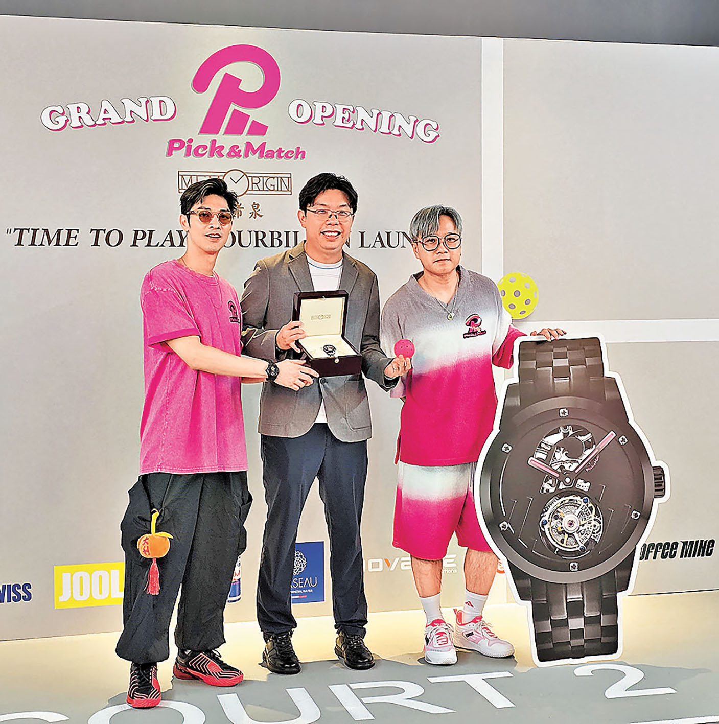 ■萬希泉創辦人兼行政總裁沈慧林（中）與Pick and Match創辦人陳家強（右）及關楚耀（左）一同公布聯名腕錶。