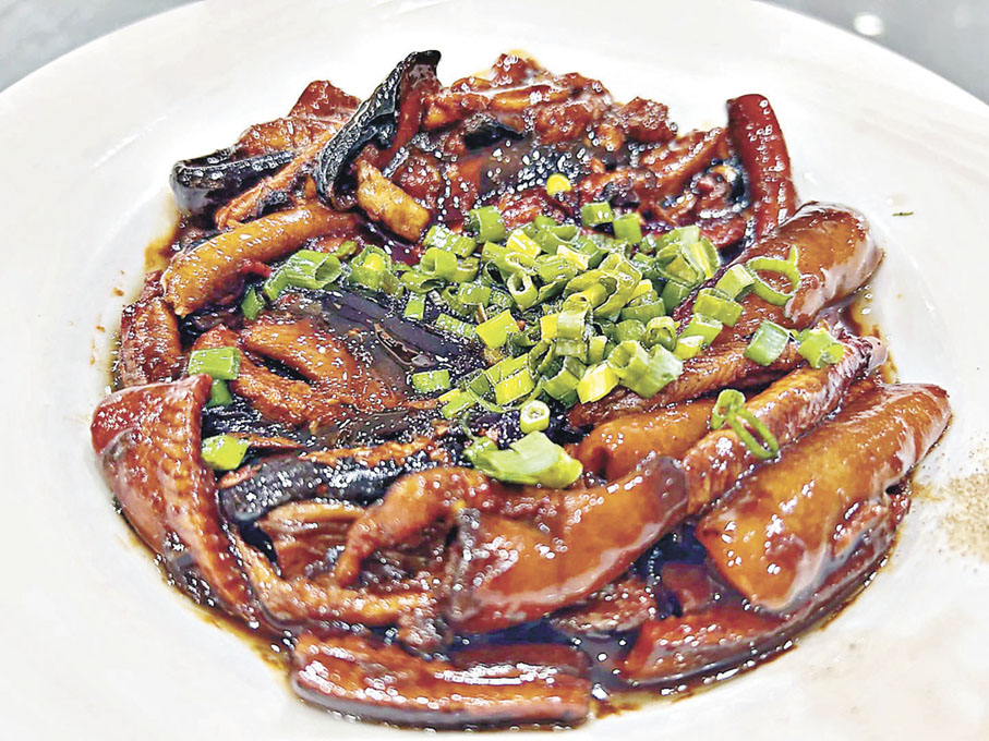 ■葱爆鱔糊口感甜鹹，送飯一流。   小紅書@霹靂