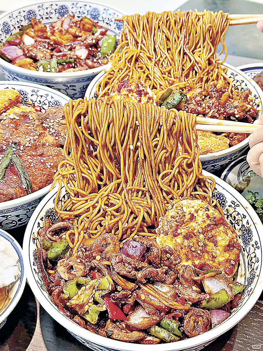 ■濃油赤醬的拌麵超大碗，配料豐富啱晒大胃王。