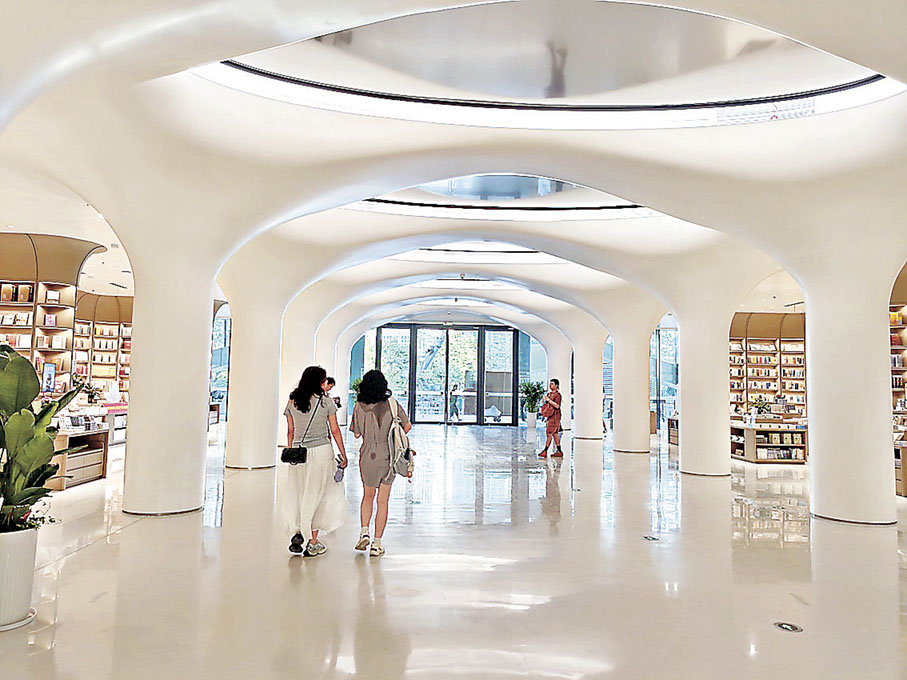 ■內部空間寬敞明亮，閱讀環境一流。