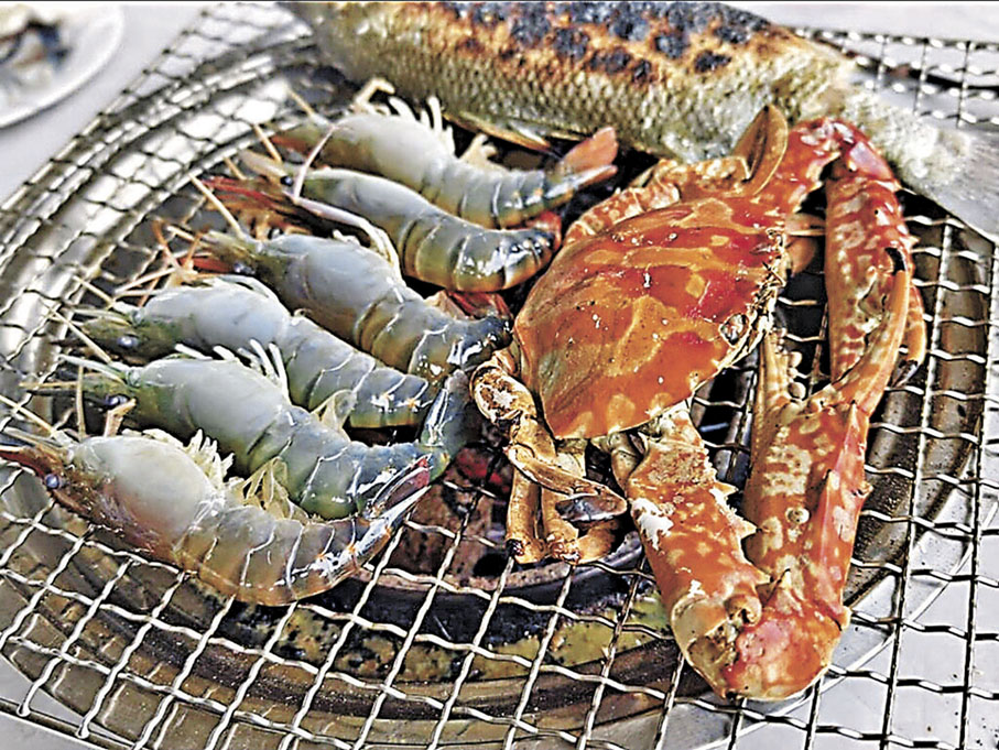 ■泰國海鮮自助餐主打蝦和蟹。