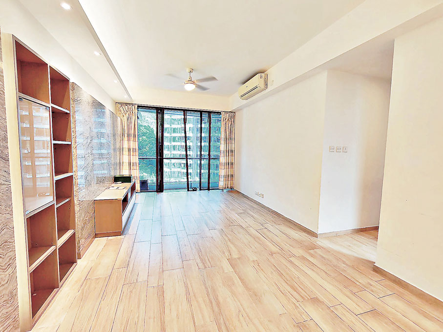 ■長方形大廳設有一排裝飾櫃。