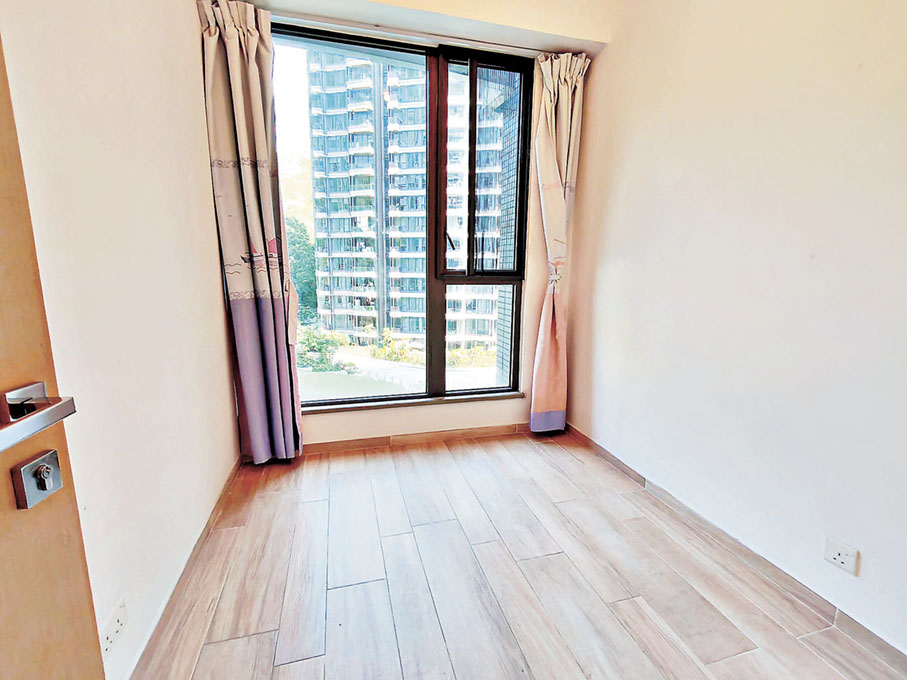 ■睡房落地玻璃窗戶可打開。