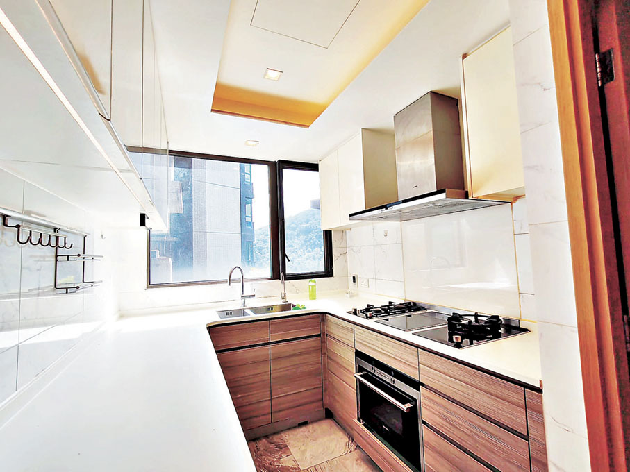 ■廚房煮食爐具齊備。