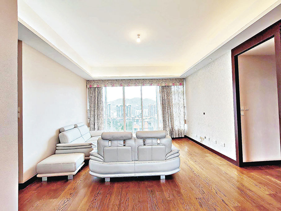 ■客廳空間夠大，放得落大張梳化。