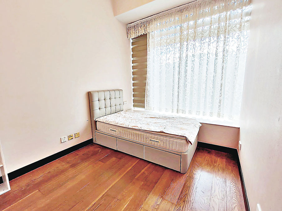 ■睡房放近窗台邊，仍有大量空間。