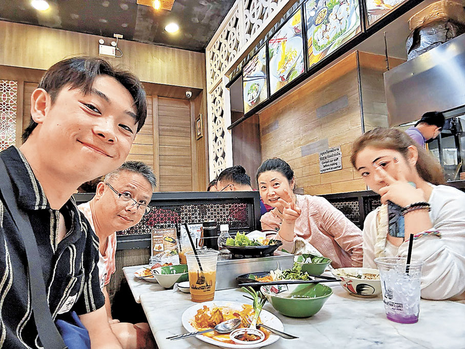 ■劉子龍（左一）與同為港隊成員的妹妹劉寶欣（右一）經常與父母四處品嘗美食。 受訪者提供