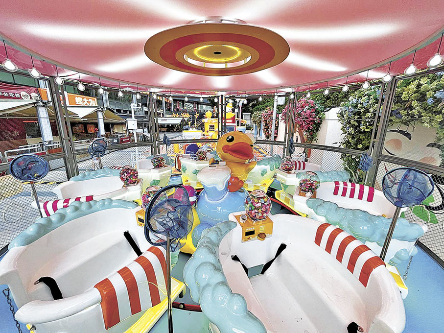 ■多個浴缸圍住小黃鴨，童真滿滿。