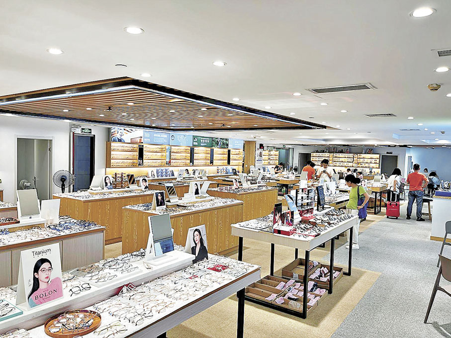 ■店家裝潢簡約舒適，可放鬆心情慢慢揀鏡架。