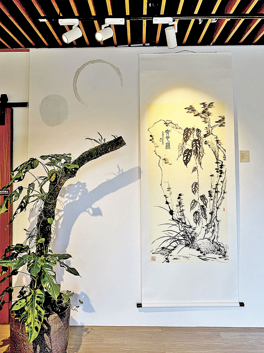 ■植物本體與中國傳統水墨畫一同呈現。