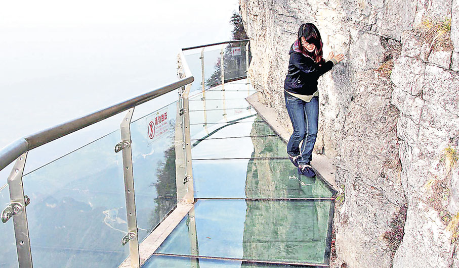 ■天門山玻璃棧道令遊客膽戰心驚。