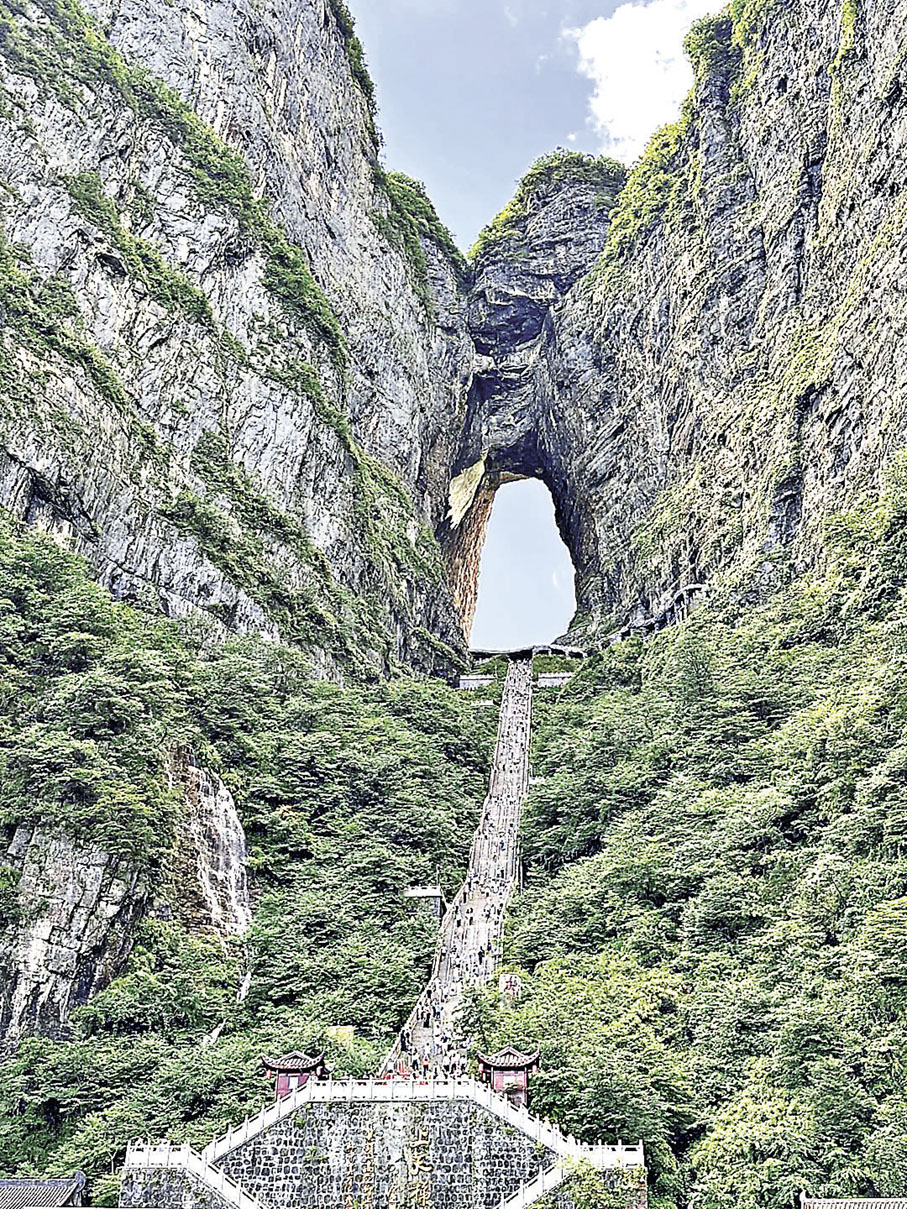■天門洞位於天門山主峰，身處其中如置身奇幻秘景。