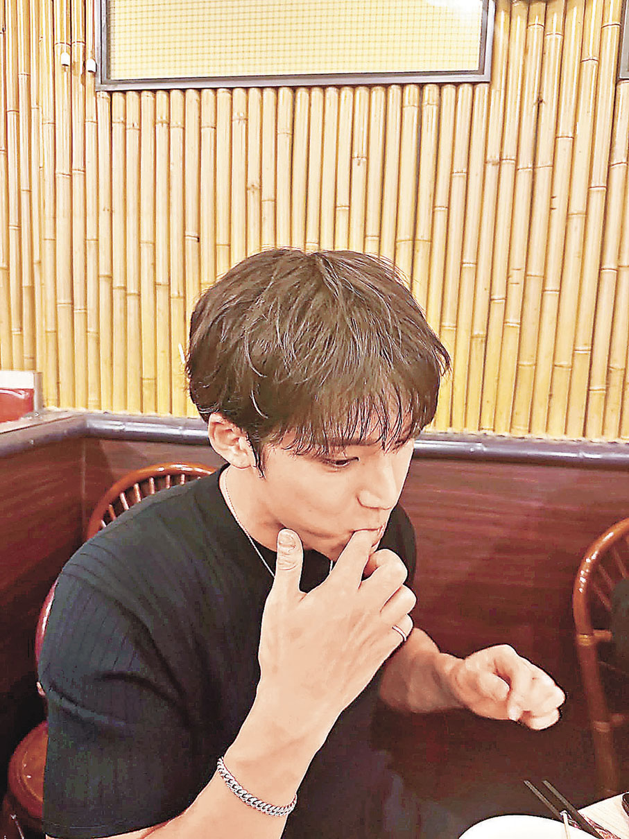 ■MINGYU沉醉享受美食。