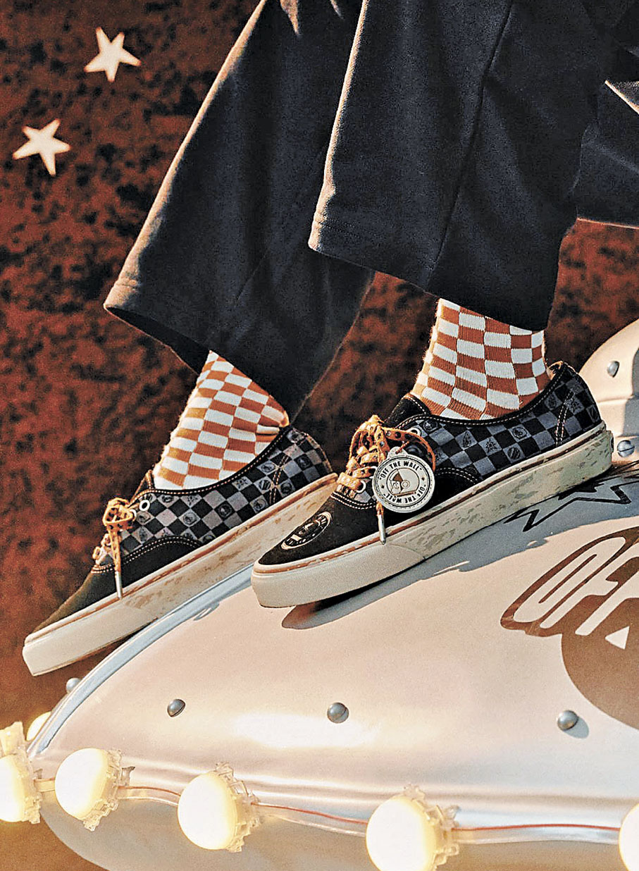 ■Authentic以黑色為基底。