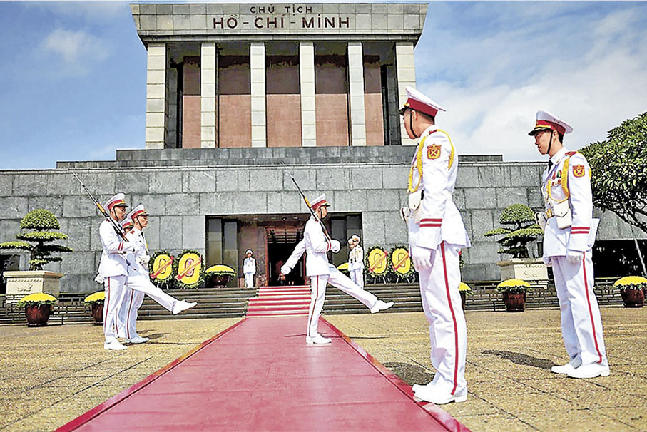 ■胡志明陵墓前，遊客可觀看到守衛換更時的交接儀式。