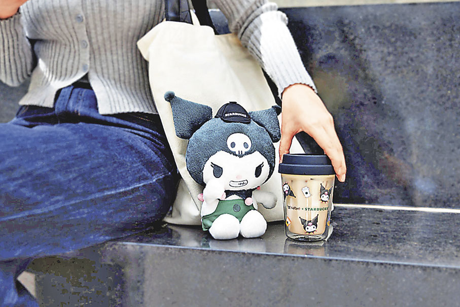 ■KUROMI穿上經典綠色圍裙。