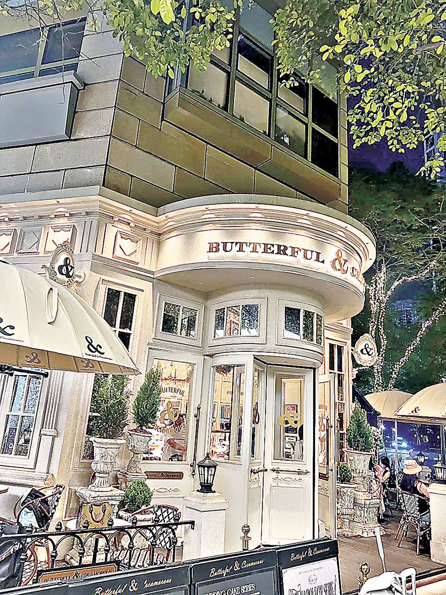 ■店家門面設計如同19世紀巴黎街頭。小紅書@愛美小姐姐