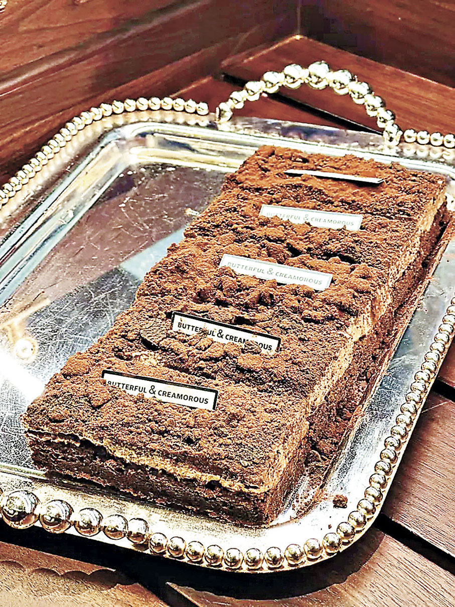 ■蛋糕頂層滿滿可可粉及Oreo碎，睇見也超治癒。