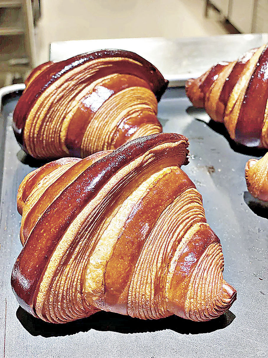 ■BAKER'S BASE可頌外脆內軟，酥皮烤得金黃酥脆。