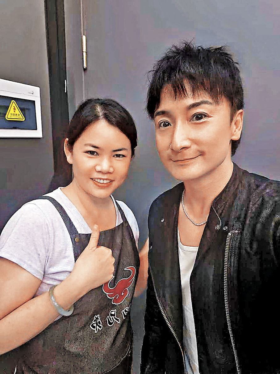 ■小方大駕光臨，店長周姐忍不住集郵。