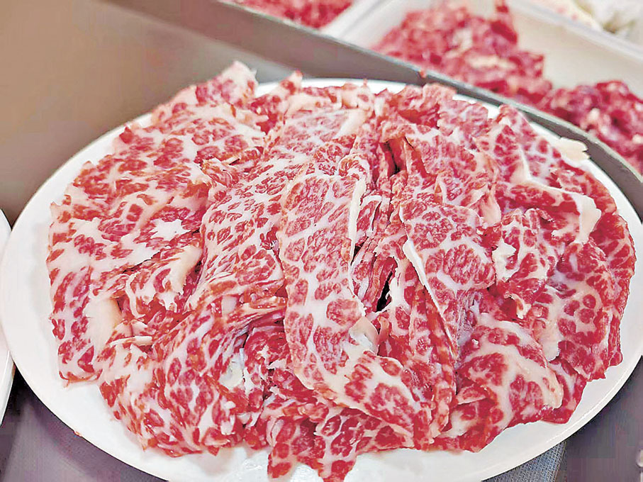 ■雪花肥牛色澤粉嫩，紋理均勻。