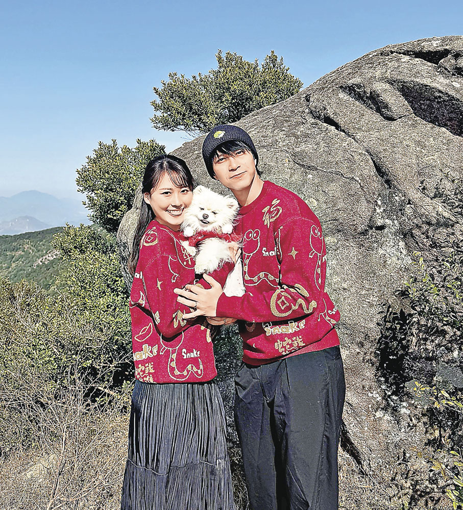 ■坤哥不時與太太及家中小狗登山欣賞美景。坤哥Ig圖片