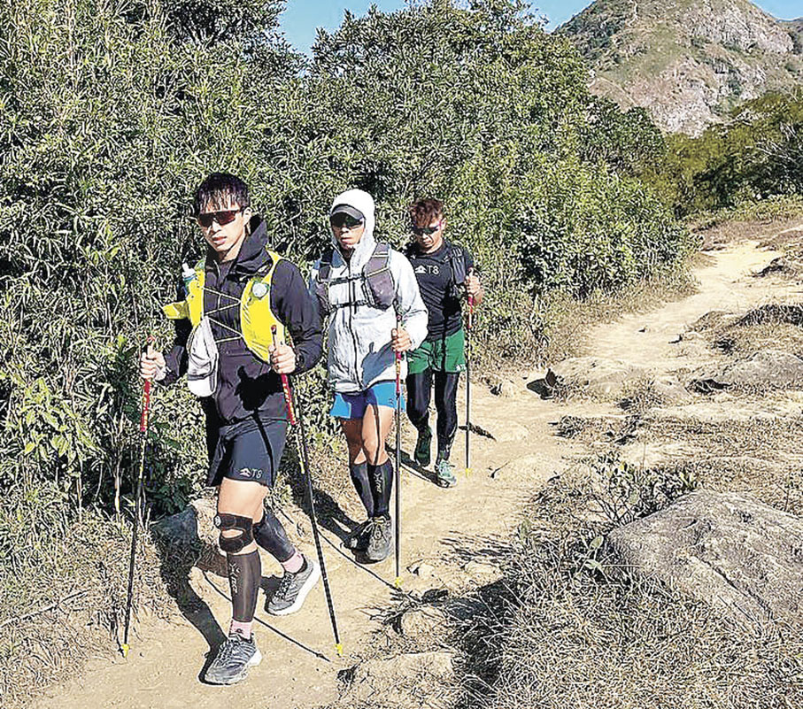 ■坤哥（左）登山時必定帶備行山杖。 坤哥Ig圖片