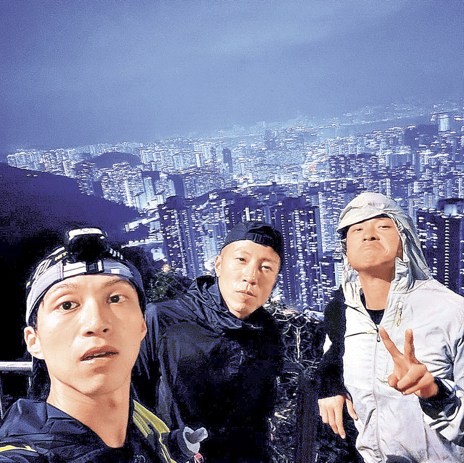 ■坤哥（左）拍下麥徑漂亮夜景。 坤哥Ig圖片