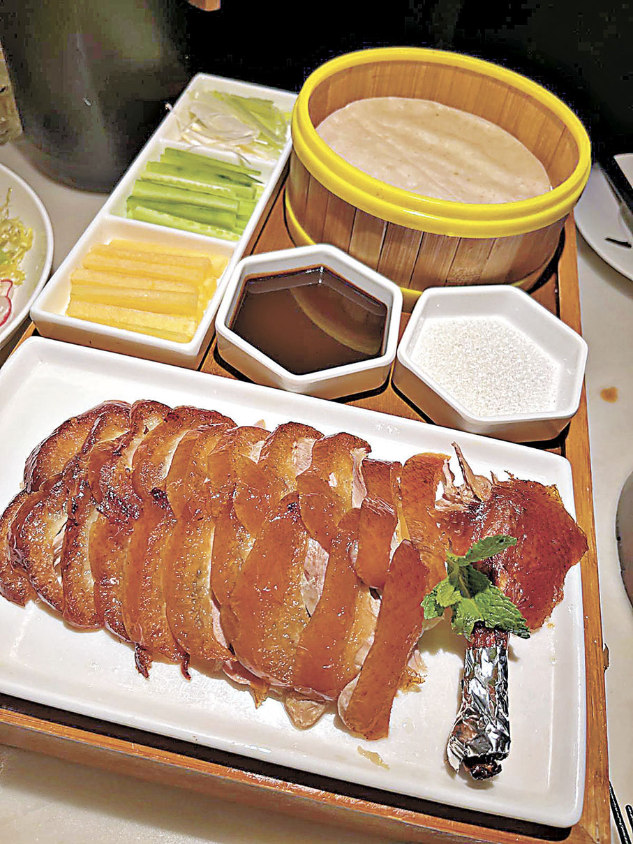 ■半隻烤鴨僅賣¥88，擺盤及配料絕不失禮。