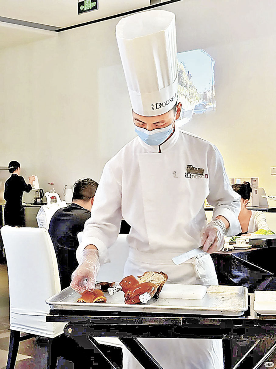 ■師傅在客人面前細心切片。 小紅書@巨嬰媒氣罐