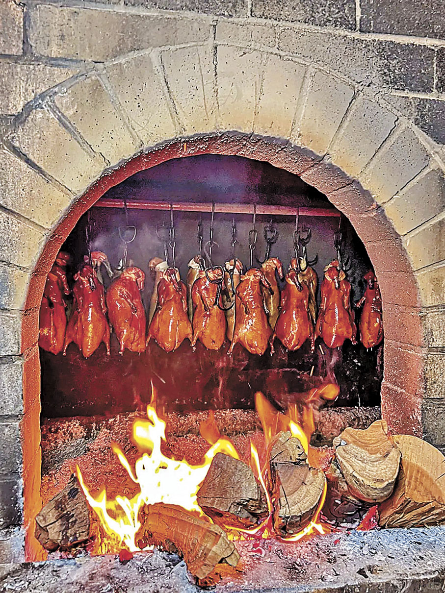 ■金鴨季以明火掛爐果木烤鴨作賣點。  小紅書@寶拉