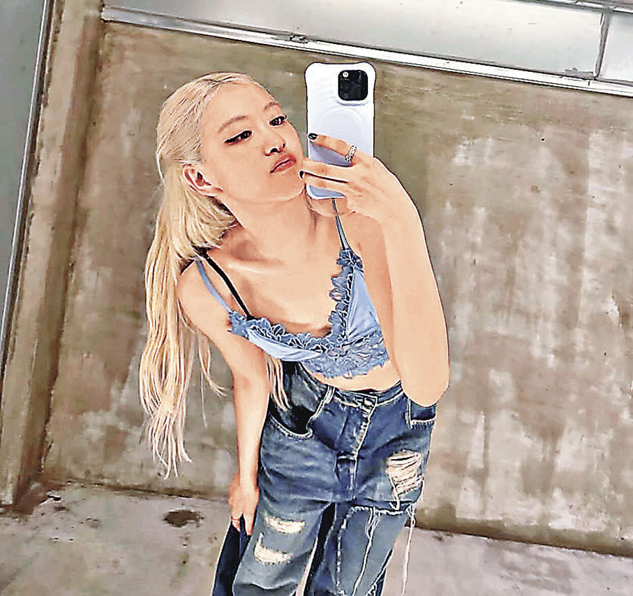 ■Rosé有多款不同色的波紋手機殼。