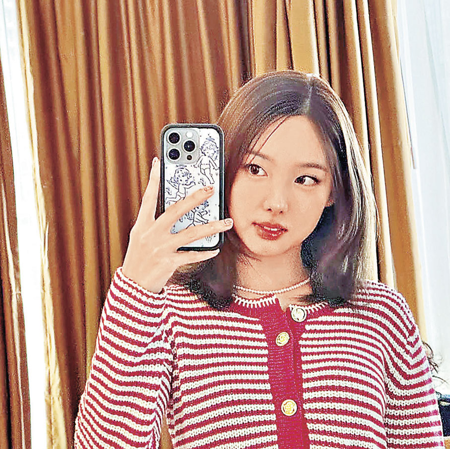■娜璉晒出Wildflower  的手機殼。