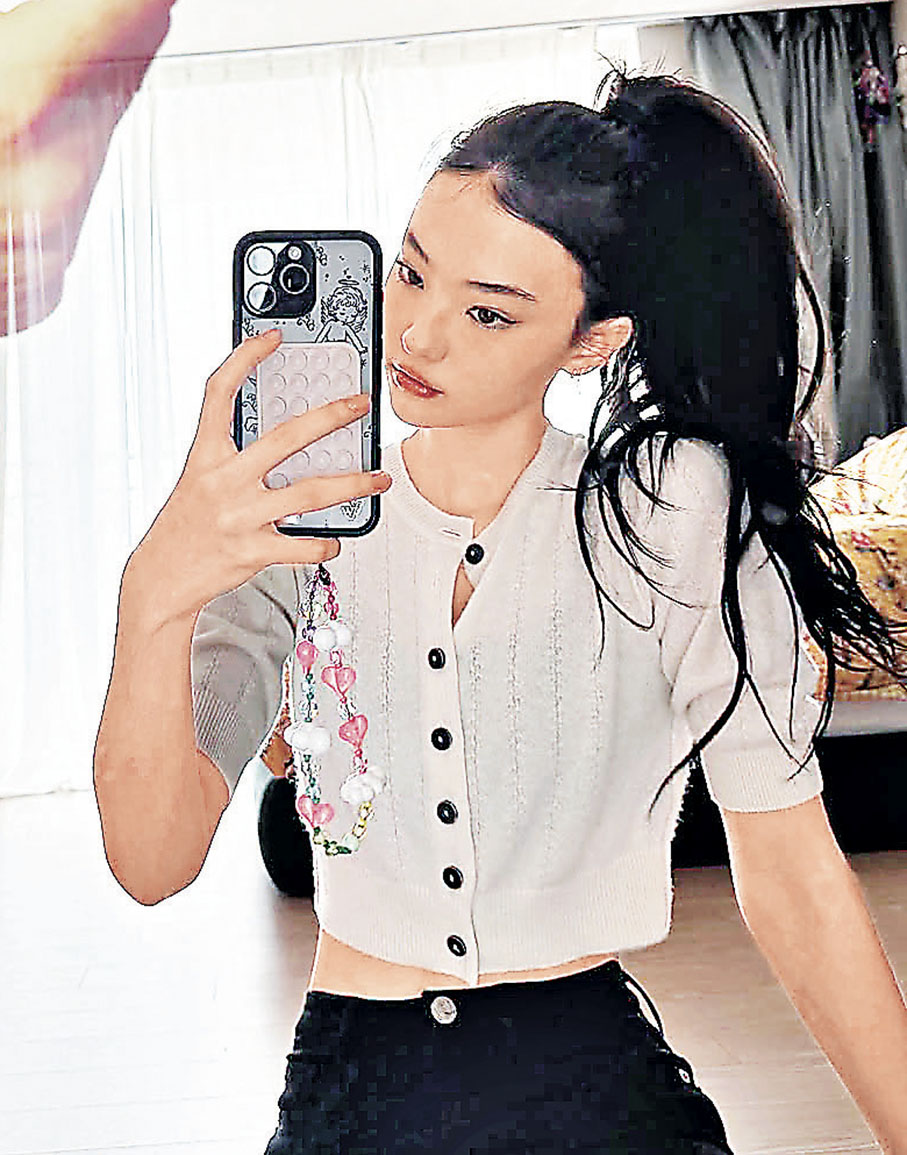 ■Ella掛上手機掛繩，展示小巧思。