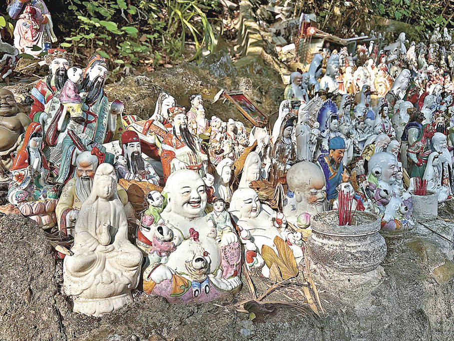 ■山坡上擺滿瓷器神像。