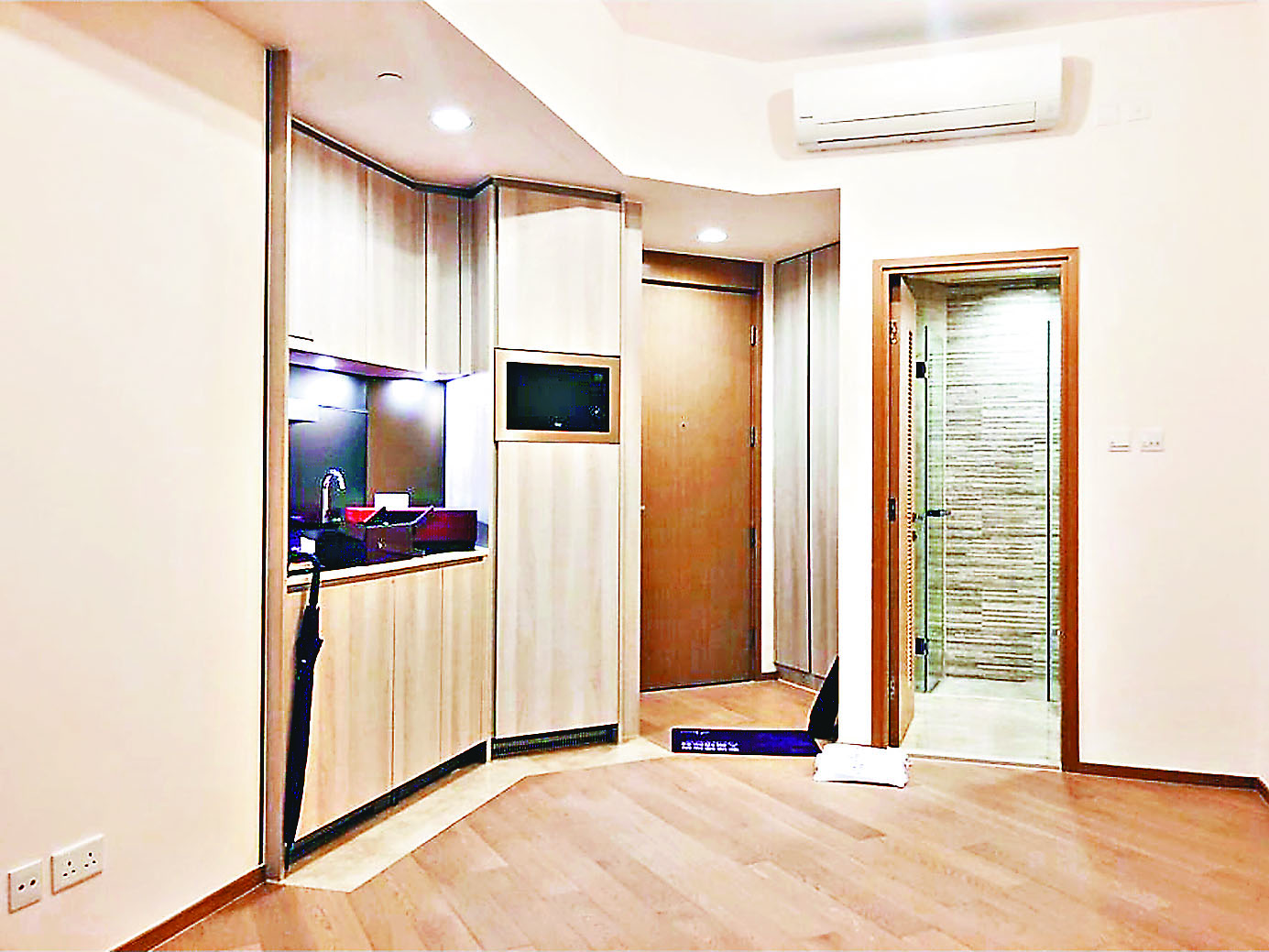 ■臨近大門設有開放式小廚。