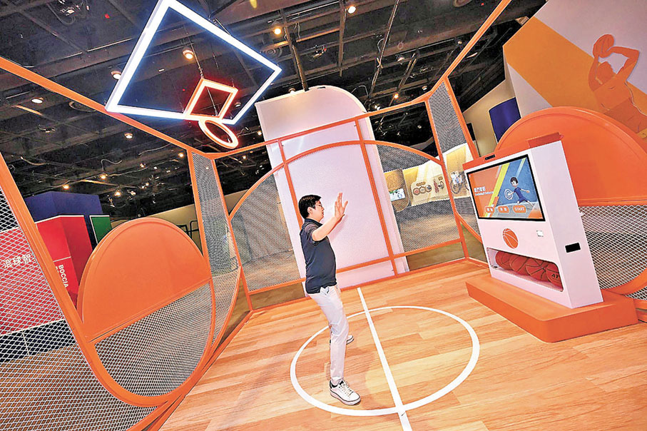 ■通過互動展品「籃鬥智防」，學習籃球中常用的防守步動作。