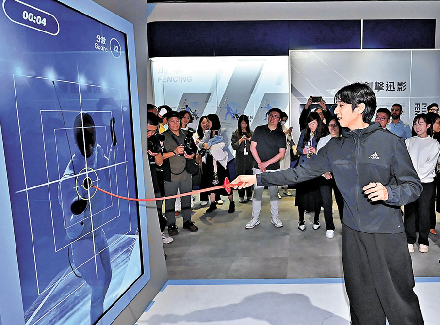■擊劍運動員崔浩然體驗互動展品「劍尖之舞」。
