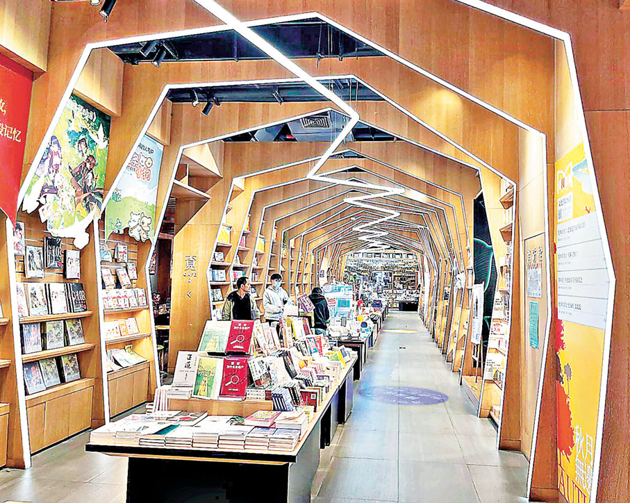 ■長長的時光長廊中間放置多元種類書籍。