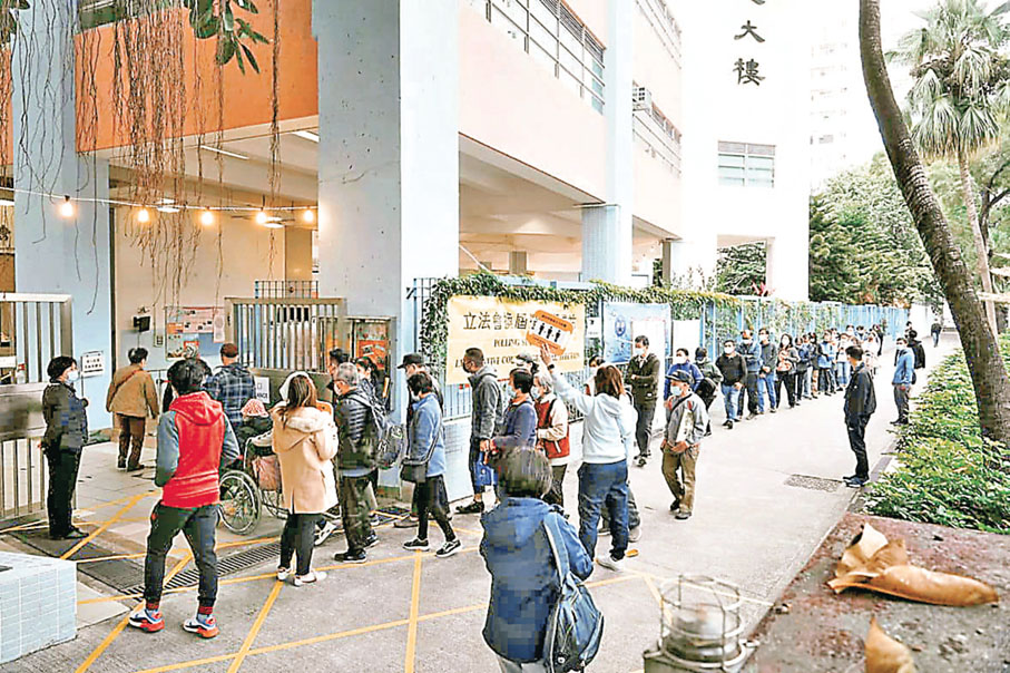 ■圖為往年立法會選舉，眾多選民去投票站投票。   資料圖片