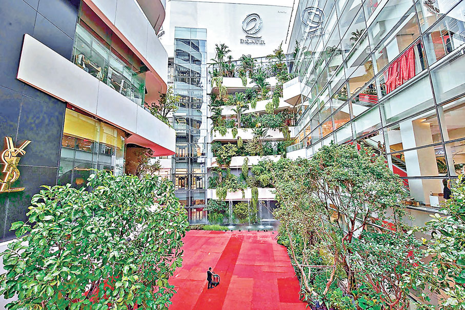 ■EmQuartier室內打造的空中森林花園。