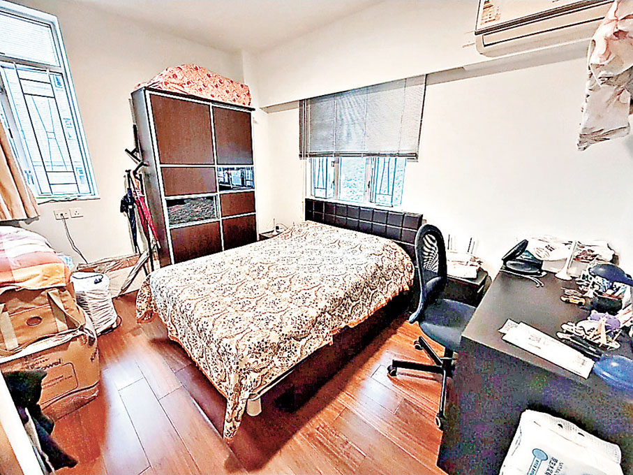 ■睡房四正寬敞，放得落大床、衣櫃和書桌。