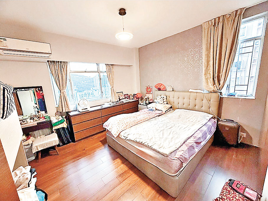 ■主人房大床可三邊落床。