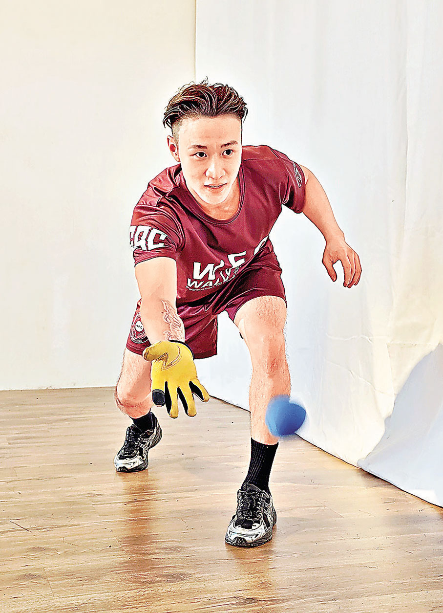 ■球員不時需要跨步至前場救球。（圖三）