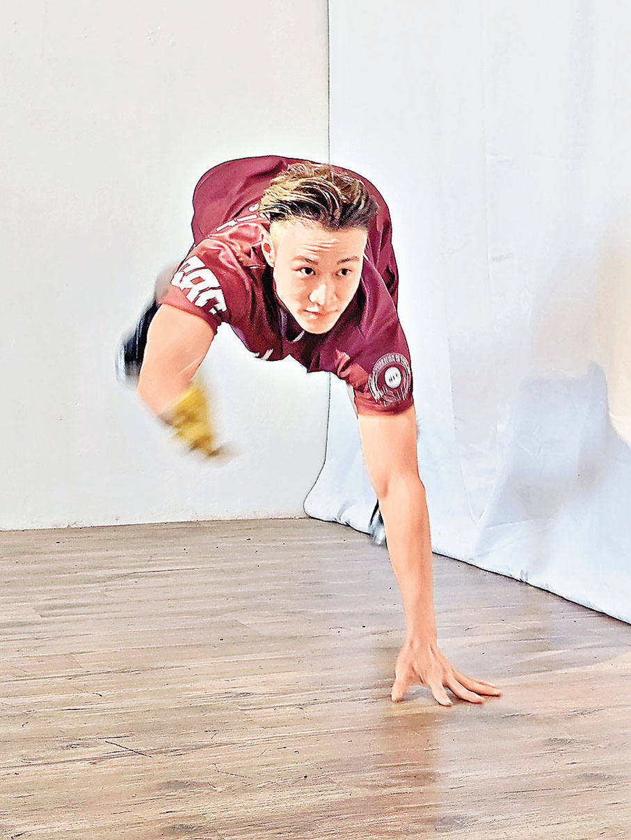 ■球員為接住近牆的短球，不時需要魚躍飛撲。（圖四）