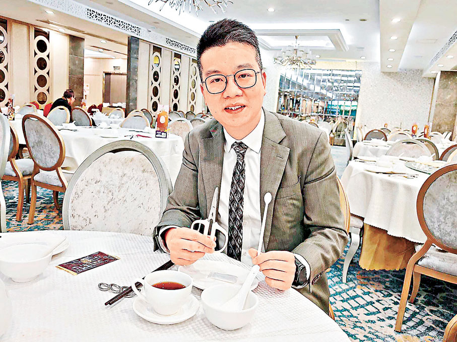 ■楊振年表示，陶源大閘蟹放題今年生意料與去年持平。